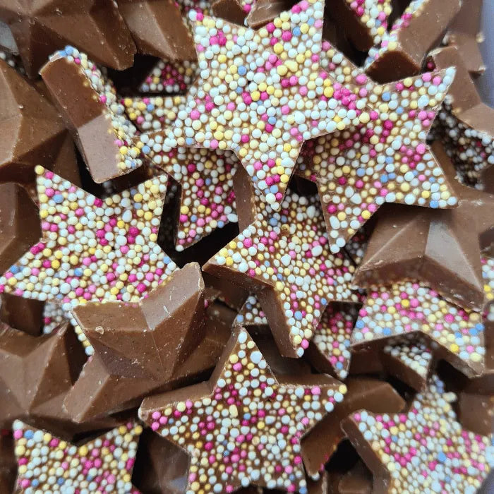 Image Étoiles au chocolat au lait avec petites billes en sucre colorées