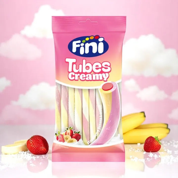 Cremige Bananen- und Erdbeerrohre - fertiggestellt