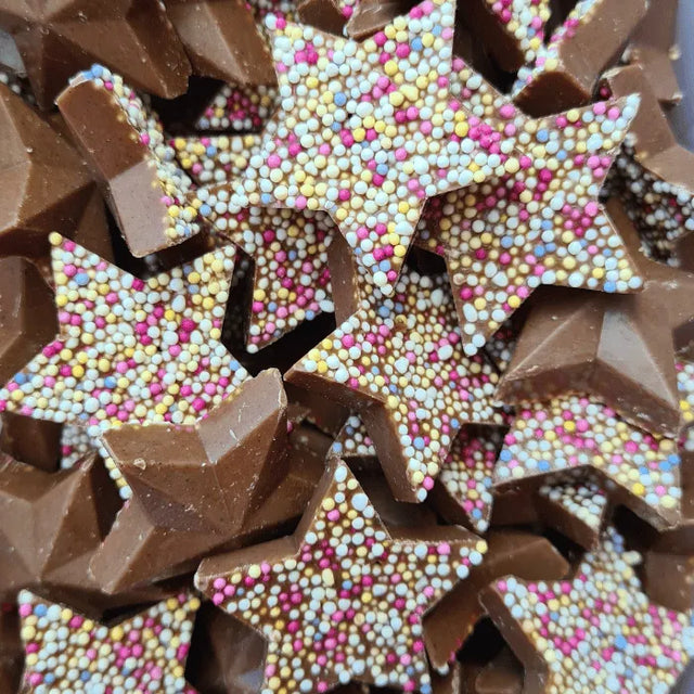 Image Étoiles au chocolat au lait avec petites billes en sucre colorées 